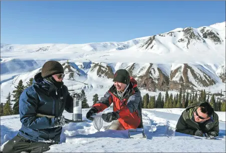  ?? PHOTOS BY HU HUHU / XINHUA ?? From left: Yang Tao, Wei Wenyu and Hao Jiansheng of the research team from Xinjiang Institute of Ecology and Geography collect samples of snow in Hejing county, Xinjiang Uygur autonomous region, on Jan 20.