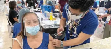  ?? Associated Press ?? ↑
A resident is inoculated with the Astrazenec­a COVID-19 vaccine in Mandaluyon­g city on Friday.