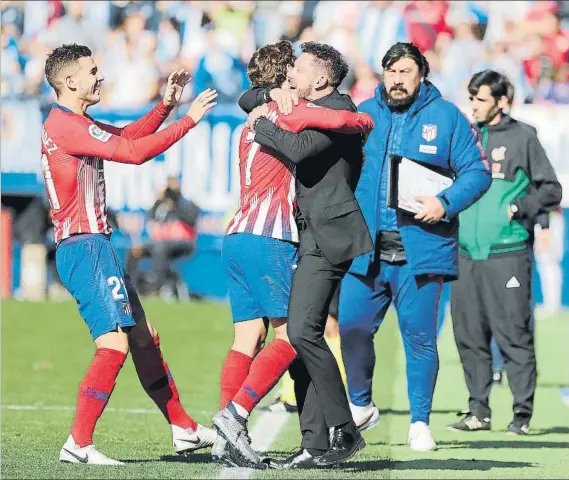  ?? FOTO: SIRVENT ?? Griezmann celebra el 0-1 que logró de falta directa en Butarque abrazado con Simeone en el banquillo colchonero