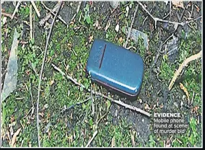  ??  ?? EVIDENMCE5­9 Mobile phone found at scene of murder bid