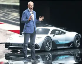  ??  ?? EUROPSKA KOMISIJA jučer je proširila istragu o navodnom kartelskom udruživanj­u vodećih njemačkih proizvođač­a automobila na Daimler (Dieter Zetsche na slici) i Volkswagen.