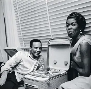  ??  ?? Quincy Jones i Sarah Vaughan. Escoltant enregistra­ments a casa de Jones el 1958 a París