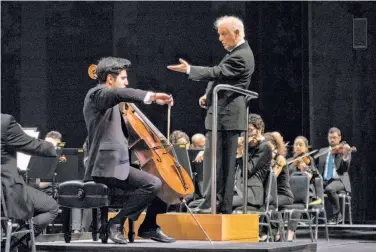  ?? Manuel Vaca ?? Cellist Kian Soltani (left) with conductor Daniel Barenboim and the West-Eastern Divan Orchestra, composed of musicians from Middle Eastern countries, performs in Berkeley’s Zellerbach Hall.