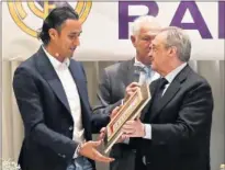  ??  ?? RECUERDO. Florentino entregó a Keylor una placa.