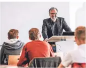  ?? FOTO: ANDREAS ENDERMANN ?? Dozent Philipp Rohde betreut den neuen Studiengan­g an der FHDW in Mettmann.