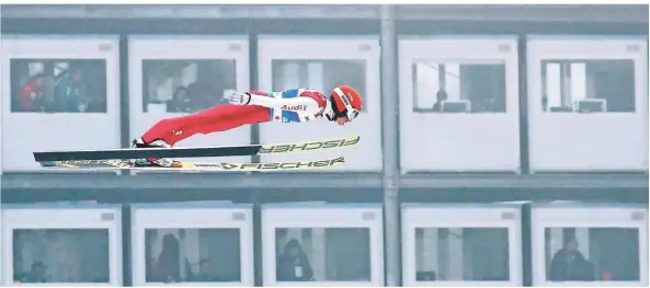  ?? FOTO: MATTHIAS SCHRADER/DPA ´ ?? Eric Frenzel beim Sprung auf der Bergisel Schanze in Innsbruck.