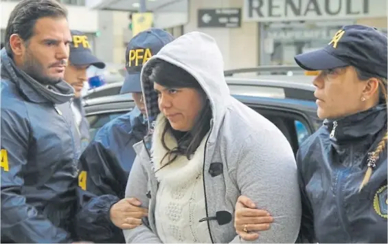  ?? TELAM ?? Complicada. La abogada Julieta Estefanía Bonanno (29), ayer, durante su traslado a la sede de Drogas Peligrosas de la Policía Federal.