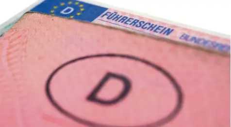  ?? Foto: Andrea Warnecke, dpa ?? Der rosafarben­e Papierführ­erschein ist bald Geschichte, weil alle Autofahrer den EU-Führersche­in im Scheckkart­enformat bekommen sollen.