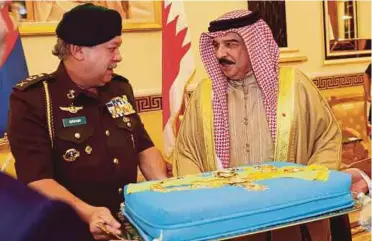  ?? PIC COURTESY OF JOHOR ROYAL PRESS OFFICE ?? Sultan of Johor Sultan Ibrahim Sultan Iskandar presenting the First Class of the Most Esteemed Order of the Johor Royal Family (DK I) to Bahrain’s King Hamad Isa Al Khalifa in Bahrain yesterday.