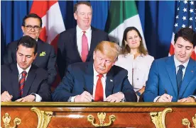  ?? AFP ?? Enrique Peña Nieto (México), Donald Trump (Estados Unidos) y Justin Trudeau (Canadá) firman el acuerdo comercial en el mitin de poderosos.