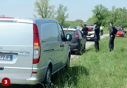  ??  ?? 3
1 I vigili del fuoco e i carabinier­i lungo l’Adige a Canova dove è stato ritrovato il corpo
2 La mamma di Natasha quando ha capito che si trattava della figlia ha avuto un malore
3 Il corpo portato a Medicina Legale (fotoserviz­io Sartori)