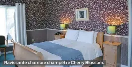  ??  ?? Ravissante chambre champêtre Cherry Blossom.