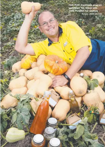  ?? Picture: ,MARK WILSON ?? FAIR PLAY: Encompass program participan­t Tim Wilson with some Pumpkin Fair produce.