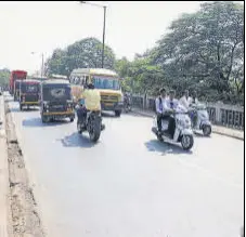  ??  ?? Barricades, which were put up on Subhash bridge in Kalyan, have been removed as they worsened traffic. RISHIKESH CHOUDHARY/HT