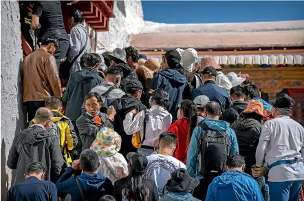  ?? AP ?? Tourists jam up in an entrancewa­y at the Potala Palace in Lhasa.