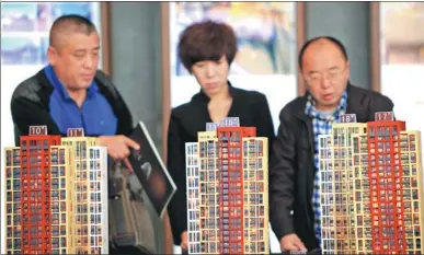  ?? ZHU WANCHANG / XINHUA ?? Potential homebuyers visit a housing project developed by China Vanke Co in Jilin, a city in northeaste­rn Jilin province.