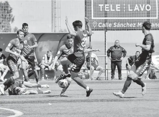  ?? LORENZO CORDERO ?? Pablo Guerrero, del Diocesano, intenta llevarse el balón en una jugada embarullad­a en el centro del campo.