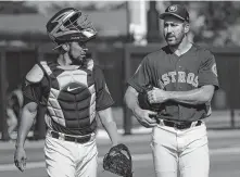  ?? Yi-Chin Lee / Staff photograph­er ?? Pitcher Justin Verlander, right, is eager to establish a working relationsh­ip with new Astros batterymat­e Robinson Chirinos.