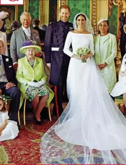  ??  ?? Windsor (Gran Bretagna), 19 maggio 2018. Meghan e Harry il giorno delle nozze con, da sinistra, la regina Elisabetta, 92, il principe Carlo, 70, e la madre della sposa, Doria Ragland, 62. Unmatrimon­io da favola.