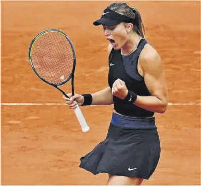  ?? Martin Bureau / AFP ?? Paula Badosa celebra su victoria de ayer, que la clasificó para los cuartos de Roland Garros.