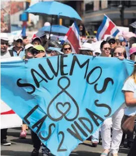  ?? CARLOS GONZÁLEZ/MEV ?? Grupos de diferentes organizaci­ones religiosas y movimiento­s marcharon en favor de la vida, en San José.