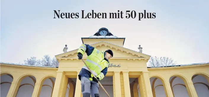  ??  ?? Gerhard (52) hat, wie er sagt „gesucht, gesucht, gesucht“, aber nichts gefunden. Nun fand er eine geförderte Stelle in Bad Vöslau im Zuge der Aktion 20.000.