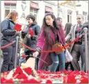  ?? ?? Die Attentäter­in; Menschen legten Blumen am Tatort nieder.