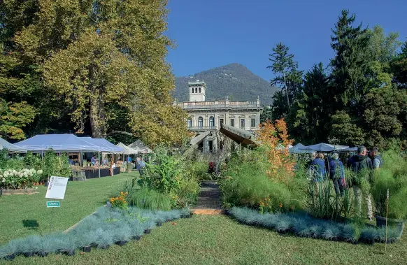  ??  ?? Flower Power Qui accanto, il giardino di Villa Erba a Cernobbio con gli stand degli espositori di Orticolari­o