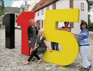  ??  ?? Das Team des Servicecen­ters des Saale-holzland-kreises zum regionalen Start der „“im August , von links: Teamleiter­in Antje Weihmann, Sandra Gemander, Annett Pitschel und Tina Koch. Die symbolisch­en Ziffern waren extra für den Start auf dem...