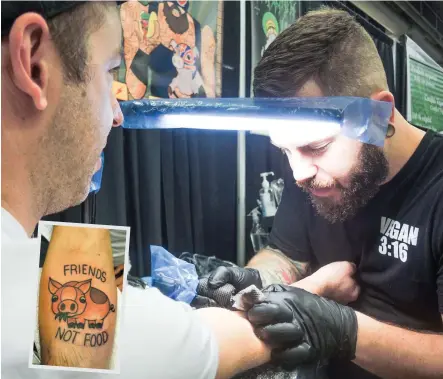  ?? PHOTOS AGENCE QMI, NADIA LEMIEUX ?? Le tatoueur David Messervier, un végétalien qui n’utilise aucun produit ayant été testé sur des animaux, a réalisé une dizaine de tatouages, dont celui en mortaise, au Festival végane de Montréal.