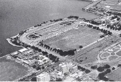  ??  ?? An aerial view of Burnham Green in1939 shows that space defined by three American colonial structures designed by William E. Parsons.