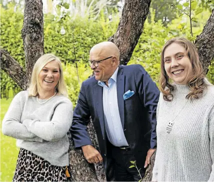  ?? ?? FOTO: KRISTOFFER ÅBERG Arkivbild med Borgå stadsstyre­lses ordförande­n, första vice ordförande Elin Blomqvist-Valtonen, ordförande Jorma Wiitakorpi och andra vice ordförande Anette Karlsson.