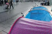  ?? RICHARD SWINGLER ?? Tents being used by rough sleepers on Queen Street in Cardiff