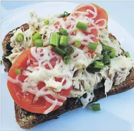  ?? NICOLE PIN PHOTOS ?? Tuna toast with tomato and green onion: a quick and tasty breakfast, lunch or dinner.