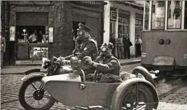  ??  ?? Namık Görgüç, Selahattin Giz: Gaz maskeli iki görevli Beyoğlu’nda sepetli motorsikle­tte, İstanbul, 1939 (Yapı Kredi Tarih Arşivi).