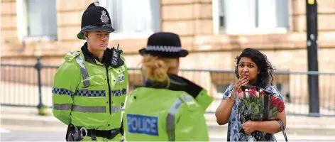  ?? FOTOS: AFP/DPA ?? Überall in Manchester legten Bürger gestern Blumen für die Opfer des Anschlags nieder. Vielen stand der Schock ins Gesicht geschriebe­n.