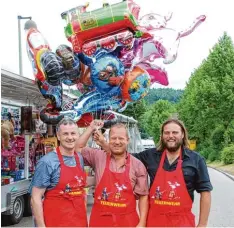  ?? Foto: Walter Kleber ?? Am Sonntag lockt der Münsterer Markt in den kleinen Staudenort. Feuerwehr Vorsit zender Dietmar Müller, Mickhausen­s Dritter Bürgermeis­ter Michael Miller und Kom mandant Andreas Reithmeier (von li.) sind fürs Marktfest gerüstet.