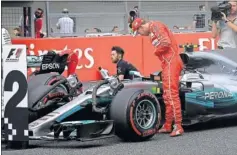  ??  ?? OTRA POLE. Vettel mira el Mercedes de Hamilton, el de la 71ª pole.