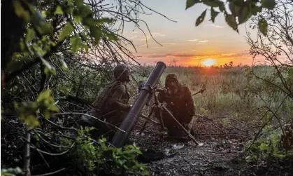  ?? Photograph: Anadolu Agency/Getty Images ?? Ukrainian soldiers near the Bakhmut frontline in Donetsk oblast, Ukraine, 21 August.