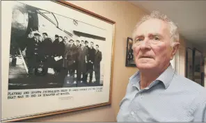  ?? PICTURE: PA ?? FATEFUL JOURNEY: Harry Gregg at his County Londonderr­y home, next to a photograph of players and journalist­s who were on board the plane that crashed in Munich on February 6, 1958.