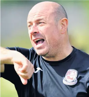  ??  ?? Could do better Neilston gaffer Campbell was disappoint­ed with the result against Dalry Thistle