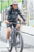  ?? FOTO: DPA ?? Auch Thomas Müller hat Gefallen am E-Bike gefunden.