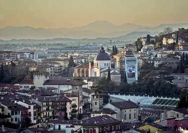  ??  ?? Cielo terso Un panorama di Verona in una foto di Angelo Sartori scattata ieri