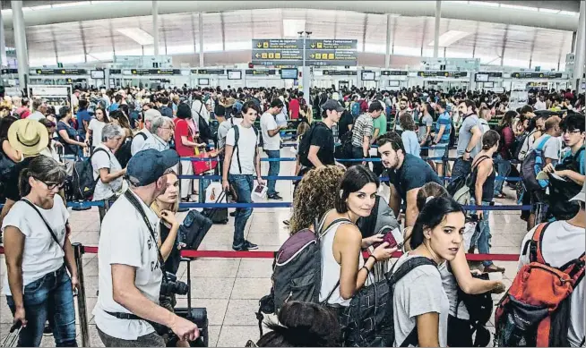  ?? LLIBERT TEIXIDÓ ?? Las esperas se prolongan. Aena instaló ayer nuevas cintas para regular las crecientes colas de viajeros que desbordan la terminal 1