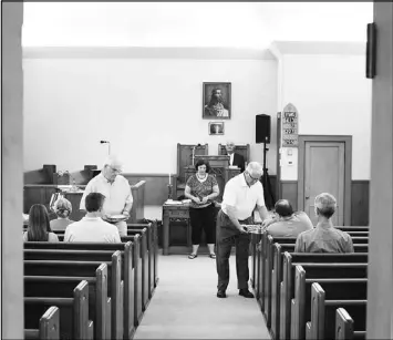  ?? PHOTOS BY TRAVIS DOVE / THE NEW YORK TIMES ?? Congregant­s gather for a church service at Gold Point Christian Church in Robersonvi­lle, N.C. The white population in Martin County has been shrinking for years. At the church in Robersonvi­lle, that has meant fewer congregant­s.