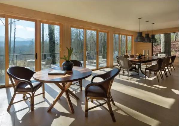  ??  ?? a luxe lodge Wood and wicker figure prominentl­y in the dining area; A brookside téte á téte; (opposite) A Scandinavi­an touch for the bathroom