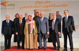  ?? — Amiri Diwan photos ?? KUWAIT: His Highness the Amir Sheikh Sabah Al-Ahmad Al-Jaber Al-Sabah poses for a group photo with 2016 KFAS award winners.