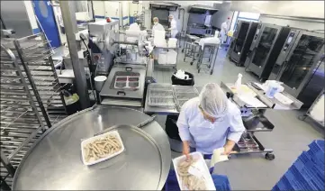  ?? (Photos Frank Muller) ?? Dans les cuisines du SIRC, on prépare les repas qui seront consommés le lendemain .