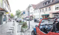  ?? ARCHIVFOTO: MARK HILDEBRAND­T ?? Die Montfortst­raße bleibt auch an Wochenende­n im Sommer vom Torschloss aus befahrbar.