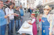  ?? SZ-FOTO: KHB ?? Tüten prall gefüllt mit Süßigkeite­n haben die kleinen Markthändl­er verkauft.